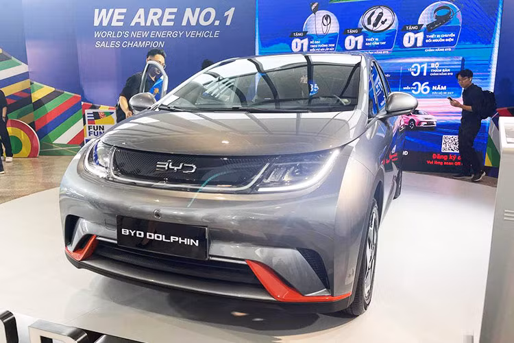 BYD Dolphin được phát triển dựa trên hệ thống khung gầm e-platform 3.0 do BYD tự phát triển. Đây là nền tảng dành riêng cho ôtô điện, được bổ sung các chi tiết nhằm tăng độ an toàn cho pin, tối ưu hóa không gian và giúp xe di chuyển linh hoạt thay vì khung gầm cồng kềnh của những mẫu xe động cơ đốt trong.