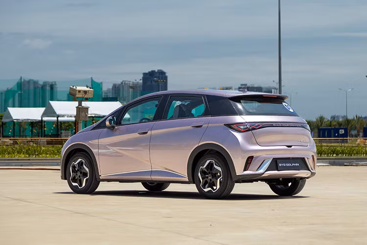 Về an toàn, BYD Dolphin được trang bị 6 túi khí, hệ thống giám sát áp suất lốp, kiểm soát lực kéo TCS, camera 360 độ, chức năng dừng xe thông minh, nhắc nhở thắt dây an toàn, kiểm soát hành trình thích ứng... BYD Dolphin cùng với Seal và Atto 3 sẽ được bán ra thị trường từ nửa cuối năm nay. Đến tháng 10, hãng sẽ tiếp tục cho ra mắt thêm 3 mẫu xe nữa là Han, Tang và Song.