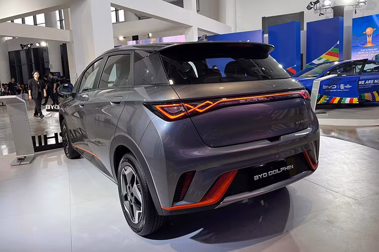 BYD Dolphin mới tại Việt Nam sở hữu thiết kế kiểu CUV lai hatchback nhỏ gọn mà năng động. Xe có đèn pha LED bật/tắt tự động, đèn hậu LED, gương chiếu hậu chỉnh và sưởi điện. Cụm đèn hậu công nghệ LED vắt ngang cửa cốp. Mâm xe kích thước 17inch.