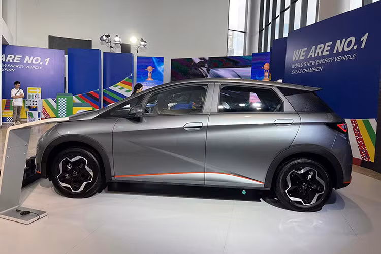 Về ngoại hình, mẫu xe CUV điện BYD Dolphin có kích thước dài x rộng x cao lần lượt là 4.150x 1.770 x 1.570 mm và chiều dài cơ sở 2.700 mm. Tại Việt Nam, mẫu xe điện mang thương hiệu Trung Quốc này sẽ cạnh tranh trực tiếp với VinFast VF6 và MG4.