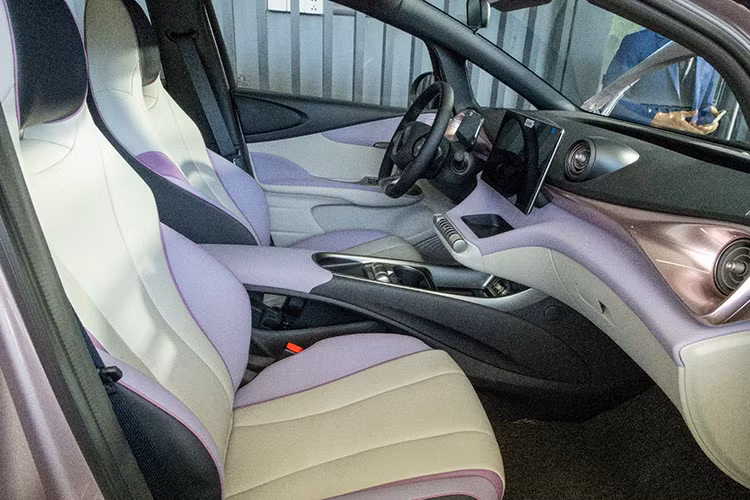 Với tốc độ di chuyển trung bình của ôtô trong đô thị (khoảng 50-60 km/h), tầm vận hành này tương đương với 6-8 tiếng lái xe liên tục. Không chỉ vậy, xe còn được trang bị công nghệ sạc nhanh DC giúp tăng dung lượng pin từ 30 lên 80 % chỉ trong 30 phút. Xe cũng có thể dễ dàng sạc bằng các ổ điện dân dụng và đầy pin trong khoảng 7-8 tiếng.