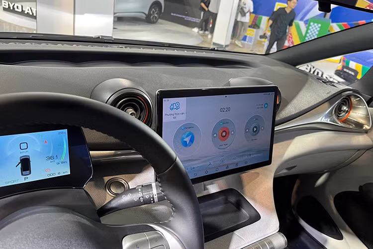 Điểm nhấn bên trong khoang nội thất của BYD Dolphin là màn hình giải trí trung tâm cảm ứng 12,8 inch có khả năng xoay ngang/dọc chỉ bằng một nút bấm. Màn hình này được tích hợp tính năng ra lệnh bằng giọng nói, kết nối Apple Carplay có dây và Android Auto không dây.