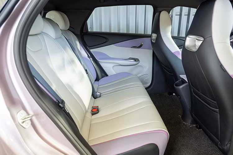 Pin Blade trên BYD Dolphin có dung lượng 44.9 kWh, cung cấp quãng đường di chuyển khoảng 405 km với một lần sạc đầy. Đây là quãng đường lý tưởng để người dùng có thể di chuyển thoải mái nội đô hàng ngày hay về quê, đi dã ngoại, công tác.