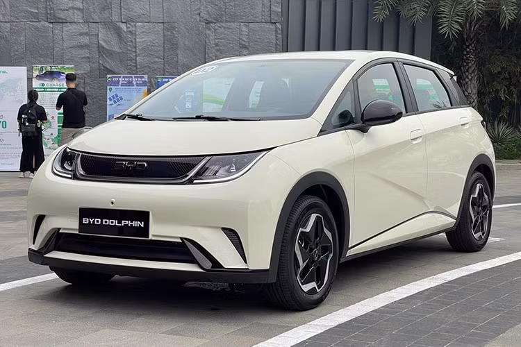 Hiện tại, giá xe BYD Dolphin 2024 tại Việt Nam chưa công bố chính thức, nhưng con số dự kiến có thể nằm trong khoảng từ 500 - 700 triệu đồng cho từng phiên bản khác nhau. Tham khảo tại thị trường Thái Lan, mẫu CUV này có giá sau quy đổi từ 480 đến 590 triệu đồng.