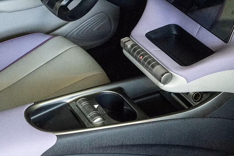 Một số trang bị đáng chú ý khác có thể kể đến như màn hình đồng hồ lái LCD 5 inch, hệ thống âm thanh 6 loa, vô lăng bọc da đa chức năng, 2 cổng USB ở phía trước và 1 cổng USB ở phía sau. Tuy nhiên, xe chỉ được trang bị ghế lái và ghế hành khách chỉnh cơ, không có tính năng nhớ ghế.