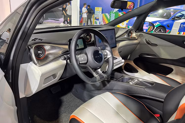 Bên cạnh đó, pin lưỡi dao (Blade Battery) cũng là một công nghệ độc quyền khác của BYD. Cấu trúc Blade Battery bao gồm từng lá pin mỏng được ghép lại với nhau, điều này giúp tối ưu kích thước pin. Bên cạnh đó, vật liệu chế tạo là nhôm giúp pin có trọng lượng nhẹ hơn, chịu nhiệt tốt hơn, không gây khói và không cháy nổ ngay cả khi bị đâm thủng.