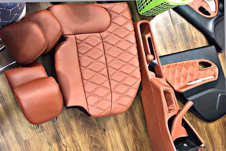 Ngay cả những chi tiết nhỏ của mẫu xe này như ốp cửa, hộc để đồ hay bao phanh tay... nguyên bản cũng được thay mới, đầu tư tỉ mỉ và kĩ lưỡng.