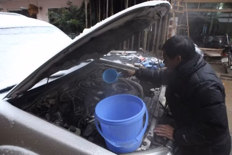 Không dàm liều mình đốt lửa hơ "quả bom" nhiên liệu, nhiều lái xe có kinh nghiệm sử dụng cách đơn giản nhất là đun nước sôi sau đó dội vào máy và hệ thống dẫn xăng, dầu nhằm làm nóng máy để dễ khởi động.