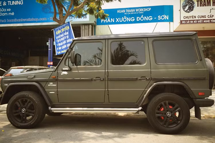 Với số tiền 4,9 tỷ đồng cho xe nguyên bản, cộng với gói độ trị giá 14.900 USD (333 triệu đồng), chiếc xe được lột xác toàn diện với phong cách của một chiến binh địa hình cực chất. Không chỉ có vậy, nó còn gây chú ý ở mọi địa điểm xuất hiện. 