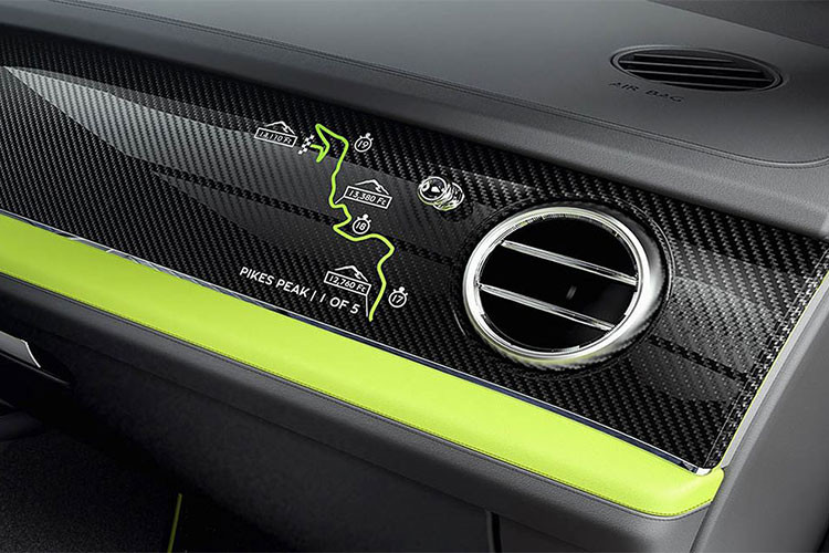 Bộ mâm của chiếc xe cũng được hoàn thiện với 2 tông màu đen-xanh, trong khi nằm trên khe gió của dè trước là logo Pikes Peak đặc biệt. Nội thất Bentley Bentayga Pikes Peak có một loạt các nâng cấp bên trong nội thất, ghế bọc da Beluga và Alcantara, các điểm nhấn màu xanh Key Lime, tablo trung tâm bằng sợi carbon.