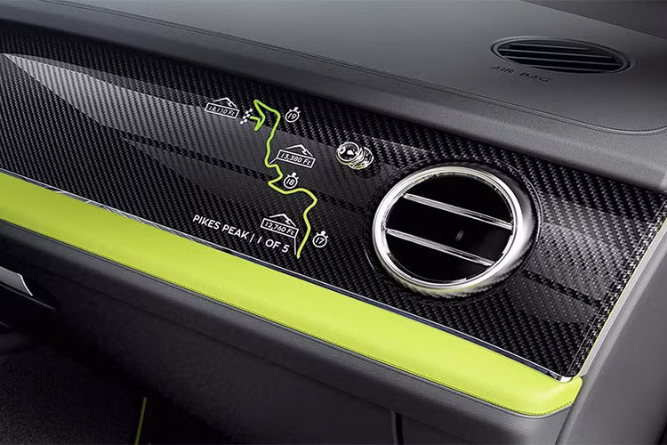 Bộ mâm của chiếc xe cũng được hoàn thiện với 2 tông màu đen-xanh, trong khi nằm trên khe gió của dè trước là logo Pikes Peak đặc biệt. Nội thất Bentley Bentayga Pikes Peak có một loạt các nâng cấp bên trong nội thất, ghế bọc da Beluga và Alcantara, các điểm nhấn màu xanh Key Lime, tablo trung tâm bằng sợi carbon.