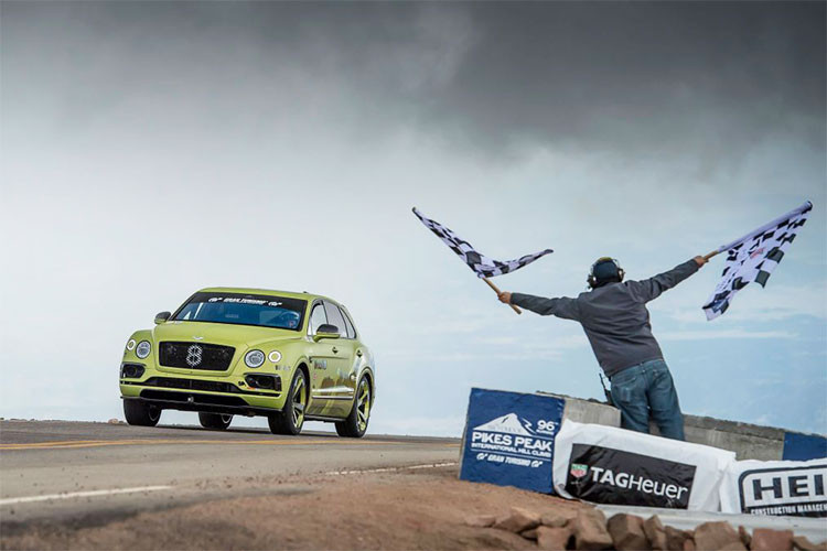 Đường đua Pikes Peak dành cho SUV siêu sang Bentley Bentayga nằm tại tiểu bang Colorado, Mỹ, có tổng chiều dài 20 km, gồm 156 khúc cua, bắt đầu từ độ cao 2.900 m lên đến đỉnh ở độ cao 4.302.25 m so với mực nước biển. Đây là một trong những đường đua cao và khắc nghiệt nhất. Càng lên cao, không khí loãng gây thiếu oxy, không chỉ ảnh hưởng tới người lái mà cả hiệu suất động cơ cùng khả năng đốt nhiên liệu...