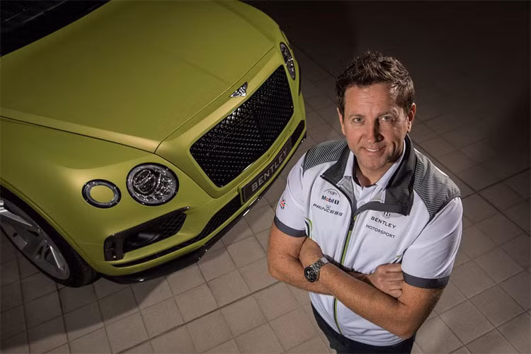 Trên bảng táp lô ở vị trí của xe là hình ảnh đường đua tại đỉnh Pikes Peak. Nội thất của Bentayga Pikes Peak được bọc kết hợp da và Alcantara, riêng trần xe được bọc sợi nhân tạo Eliade. Mỗi chiếc sẽ được trang bị động cơ W12 6.0L, hộp số tự động ZF 8 cấp, hệ dẫn động 4 bánh.