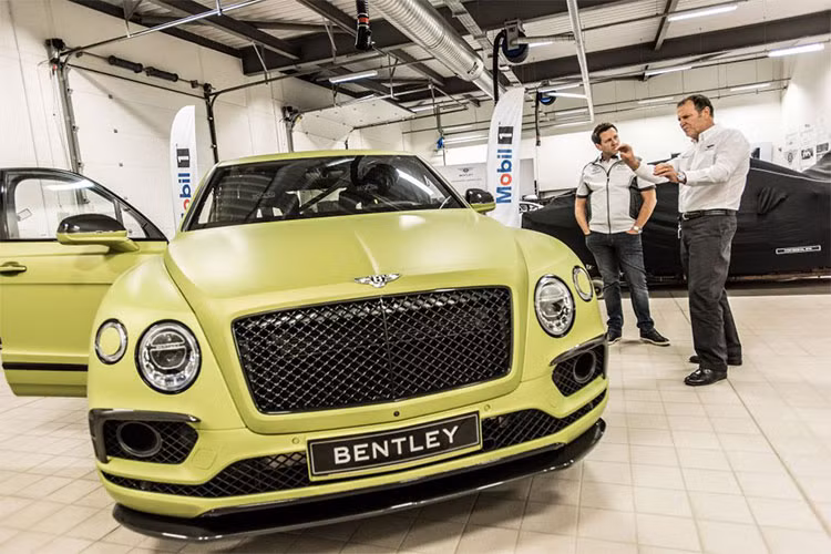 Mặc dù hãng siêu xe sang Bentley chưa công bố giá bán cho SUV siêu sang Bentayga Pikes Peak 2018, tuy nhiên hãng xe Anh quốc cũng đã cho biết phiên bản này sẽ được bán ở thị trường Mỹ và châu Âu kể từ tháng 8/2018. Phiên bản này sẽ do bộ phận cá nhân hóa Mulliner chế tạo.