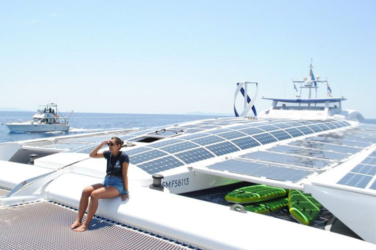 Chiếc Energy Observer của Toyota ra mắt và khởi hành tại Pháp vào năm ngoái với sứ mệnh dài 6 năm rong ruổi khắp các đại dương. Nhiệm vụ của nó là thử nghiệm khả năng vận hành của các nguồn cấp năng lượng trên tàu ở nhiều điều kiện thời tiết khí hậu khác nhau.