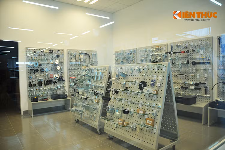 Tại đây còn phân phối các phụ tùng chính hãng cho khách hàng sử dụng hai dòng xe này tại Việt Nam.