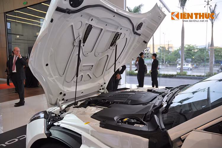 Cũng trong ngày khai trương, tại đây cũng đã ra mắt những mẫu xe mới nhất của Jaguar cũng như Land Rover, tiêu biểu nhất có lẽ là Land Rover Discovery 2015 và Jaguar XE...