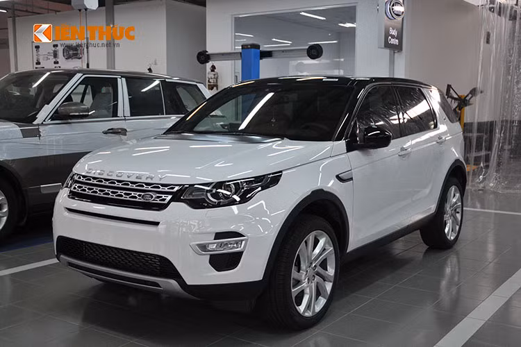 Ngoài showroom trưng bày xe, xưởng dịch vụ và bảo hành của Jaguar - Land Rover tại Hà Nội có thể phục vụ 12 chiếc xe cùng một lúc.