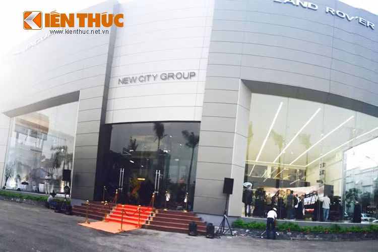 Showroom tiêu chuẩn JLR's 3S toàn cầu với tổng diện tích gần 4.500 m2 tại số 3, Lô 3+5 Nguyễn Văn Linh – Long Biên – Hà Nội.