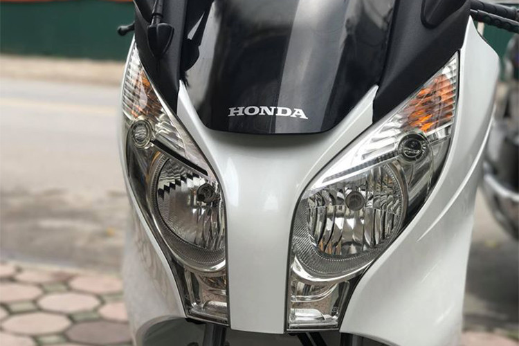 Nổi bật trước mũi xe là cụm đèn pha cỡ lớn sử dụng bóng dạng halogen, được thiết kế theo phong cách hiện đại. Phía bên trên, chiếc kính chắn gió lớn vừa có tác dụng chắn gió vừa giảm tiếng ồn cho người điều khiển.