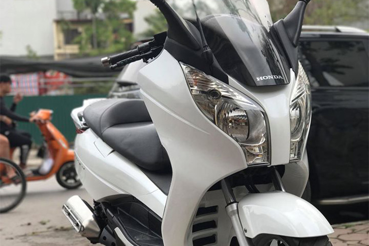 Chiếc Honda S-Wing 150 trong bài thuộc phiên bản 2012, thuộc sở hữu của một người chơi xe tại Hà Nội. Thiết kế xe mang dáng dấp của "đàn anh" Pantheon trước đây nhưng kiểu dáng khỏe khoắn và hiện đại hơn.
