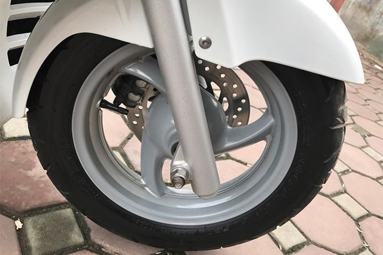 Trên mẫu xe tay ga cỡ lớn này, ngoài cốp đựng đồ rộng rãi trong hộc còn có ổ cắm 12 V để sạc pin điện thoại di động hoặc một số thiết bị điện tử khác. Phía trước còn có hộc đựng găng tay có khóa và móc treo đồ