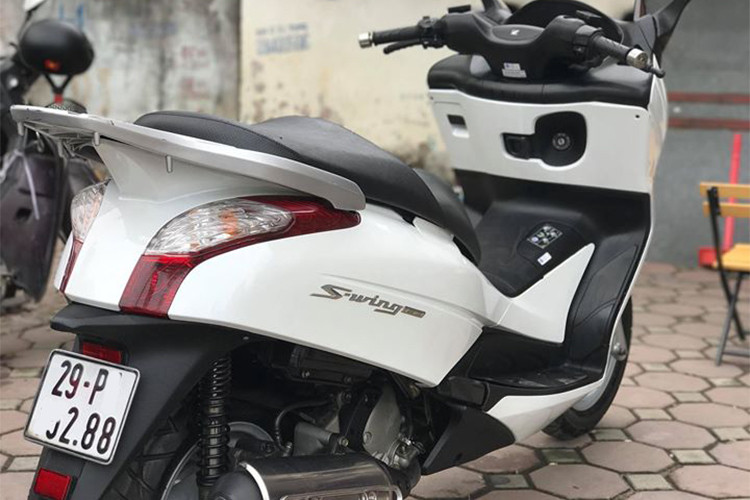 Chiếc maxiscooter 150 phân khối này sở hữu bình xăng dung tích 9,4 lít. Khoảng sáng gầm 134 mm cùng chiều cao yên 776 mm. Hộc để đồ rộng rãi có thể đựng vừa một cặp tài liệu hoặc một mũ bảo hiểm cả đầu cùng một số vật dụng lặt vặt khác.