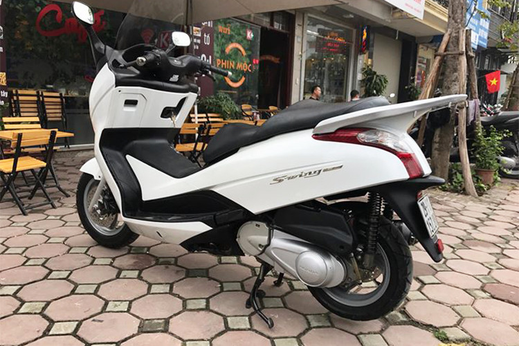 Công suất xe 13 mã lực tại vòng tua máy 9.000 vòng/phút và mô-men xoắn 13,9 Nm tại vòng tua 7.500 vòng/phút. Sở hữu khối trọng lượng xe khoảng 156 kg, Honda S-Wing có thể đạt đạt tốc độ tối đa 109 km/h.