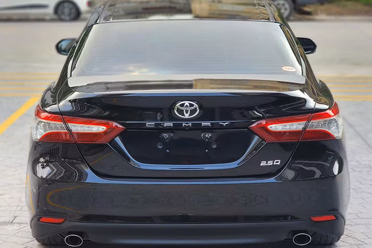 Hai bên tản nhiệt là cụm đèn pha LED Projector, đi kèm các tính năng hiện đại như tự động bật/tắt và tự động cân bằng góc chiếu, đèn chờ dẫn đường. Ngoài ra, xe còn được trang bị đèn LED định vị ban ngày, đèn sương mù, gương chiếu hậu điều chỉnh và gập điện tích hợp đèn báo rẽ, mâm hợp kim 18 inch đa chấu, đèn hậu LED, đèn báo phanh trên cao và ống xả kép thể thao.