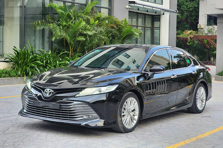 Trên sàn xe cũ Hà Nội mới đây, một chiếc Toyota Camry sản xuất 2021 đang được chào bán với mức giá khoảng 9xx triệu đồng. Người bán cho biết, xe thuộc phiên bản 2.5Q (bản cao cấp nhất), ngoại thất và nội thất màu đen sang trọng và đã lăn bánh khoảng hơn 50.000 km.