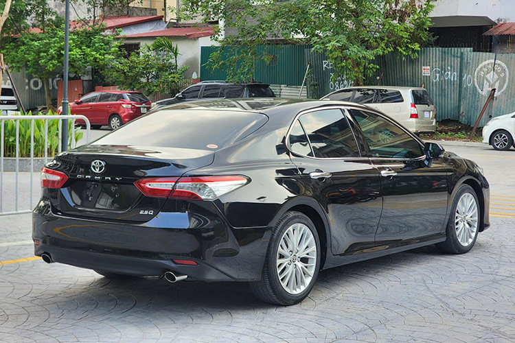 Ở thời điểm mới ra mắt, giá xe Toyota Camry 2021 bản 2.5Q niêm yết chính hãng là 1,235 tỷ đồng. Tính thêm chi phí lăn bánh, tổng số tiền mà người dùng ban đầu phải bỏ ra có thể dao động từ 1,3 - 1,4 tỷ đồng (tùy theo địa phương đăng ký xe).