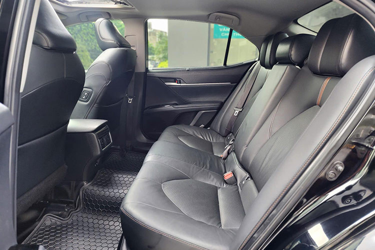 Hệ thống an toàn Safety Sense 2.5+ là nâng cấp quan trọng trên Camry 2021, đây cũng là dòng xe đầu tiên được Toyota trang bị tính năng này Toyota Safety Sense 2.5+ bổ sung tính năng phát hiện người đi bộ vào ban đêm và người đi xe đạp vào ban ngày để hỗ trợ hệ thống phanh khẩn cấp tự động.