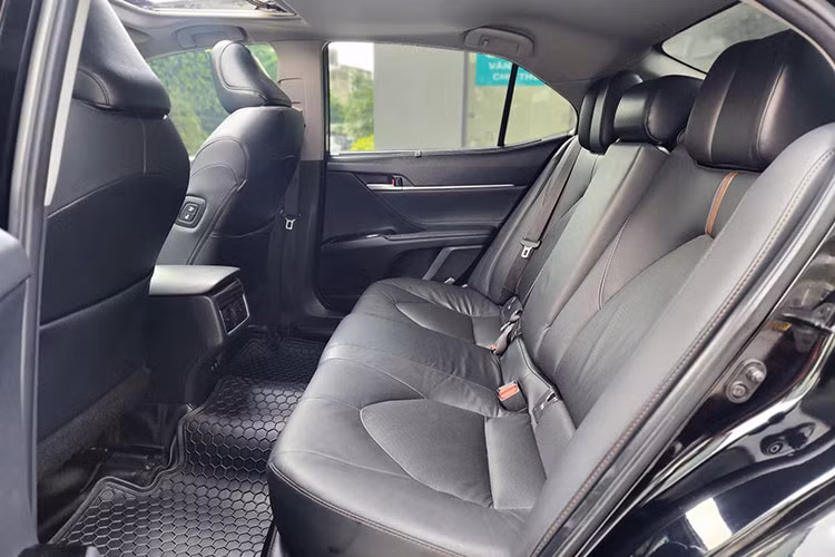 Hệ thống an toàn Safety Sense 2.5+ là nâng cấp quan trọng trên Camry 2021, đây cũng là dòng xe đầu tiên được Toyota trang bị tính năng này Toyota Safety Sense 2.5+ bổ sung tính năng phát hiện người đi bộ vào ban đêm và người đi xe đạp vào ban ngày để hỗ trợ hệ thống phanh khẩn cấp tự động.