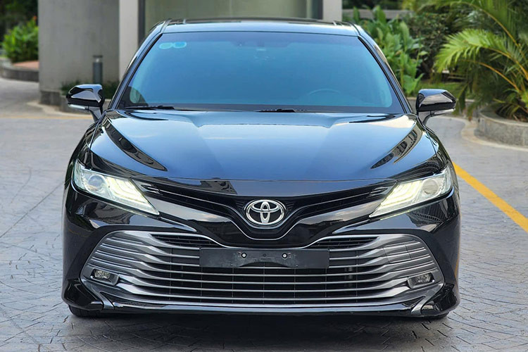 Về kích thước tổng thể, Toyota Camry 2021 bản 2.5Q sở hữu thông số chiều dài x rộng x cao lần lượt là 4.885 x 1.840 x 1.445 (mm), trục cơ sở dài 2.825 mm và khoảng sáng gầm ở mức 140 mm. Nhìn từ trực diện, Camry 2021 thu hút ánh nhìn với lưới tản nhiệt rộng, kéo dài tới cản trước.