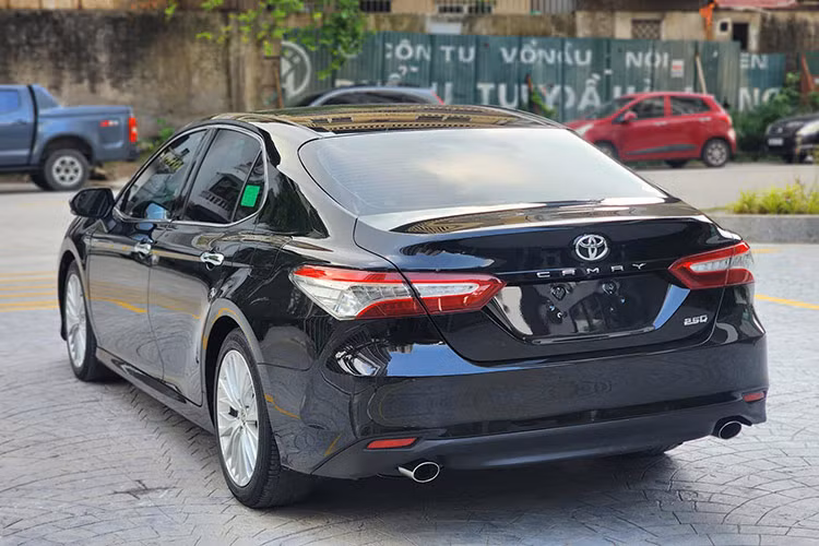 Thêm vào đó là tính năng phát hiện phương tiện đang đến gần khi đi qua giao lộ, hỗ trợ đánh lái khẩn cấp và kiểm soát hành trình thích ứng. Hệ thống tránh va chạm trước còn có thể giúp xe lấy lại cân bằng khi tài xế đánh lái bất ngờ để tránh vật cản bằng cách tự động điều chỉnh vô lăng...