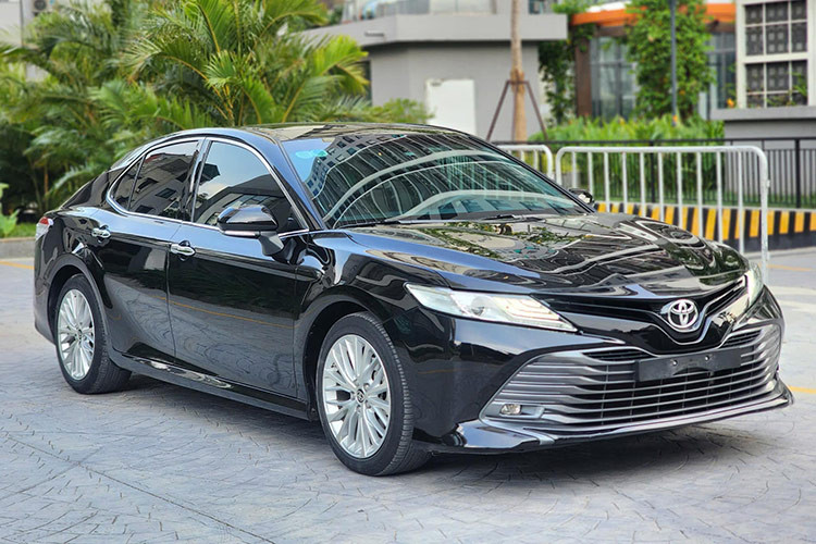 Với chiếc Toyota Camry 2021 bản 2.5Q trong bài viết, sau khoảng 3 năm sử dụng nhưng giá trị của chiếc xe giảm không đáng kể. Đây được xem là một lựa chọn đáng cân nhắc với những ai đang tìm mua sedan cỡ D cũ nhưng vẫn còn... ngon.