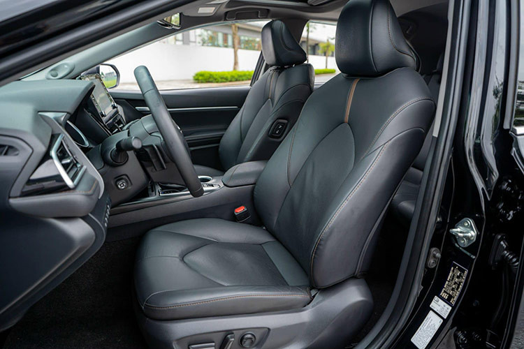 Dưới nắp ca-pô, Toyota Camry 2021 bản 2.5Q được trang bị động cơ 2AR-FE, dung tích 2.5L, sản sinh công suất tối đa 181 mã lực và mô-men xoắn cực đại 235 Nm. Động cơ này đi kèm với cùng hộp số tự động 6 cấp và hệ thống dẫn động cầu trước.