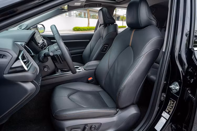 Dưới nắp ca-pô, Toyota Camry 2021 bản 2.5Q được trang bị động cơ 2AR-FE, dung tích 2.5L, sản sinh công suất tối đa 181 mã lực và mô-men xoắn cực đại 235 Nm. Động cơ này đi kèm với cùng hộp số tự động 6 cấp và hệ thống dẫn động cầu trước.