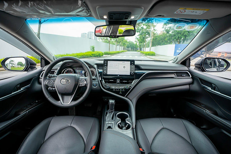 Toyota Camry 2021 sở hữu khoang nội thất tương đối rộng rãi. Chiều dài cơ sở của xe tăng thêm 50 mm so với bản tiền nhiệm, nâng tổng con số lên 2825 mm giúp người ngồi được thoải mái hơn. Cụm đồng hồ hỗ trợ lái được làm mới tăng thêm sức hấp dẫn.