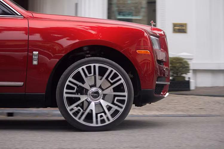 Cả hai chiếc SUV siêu sang Rolls-Royce Cullinan xuất hiện trên đường phố Hà Nội đều thuộc phiên bản bốn chỗ ngồi, điều này đồng nghĩa hàng ghế sau sẽ có hai ghế ngồi kiểu độc lập và thương gia theo gói tuỳ chọn Individual Seat. Ở giữa hai hàng ghế này có bệ tỳ tay, tủ lạnh, hai chiếc ly và rượu champagne cùng một số tuỳ chọn khác.
