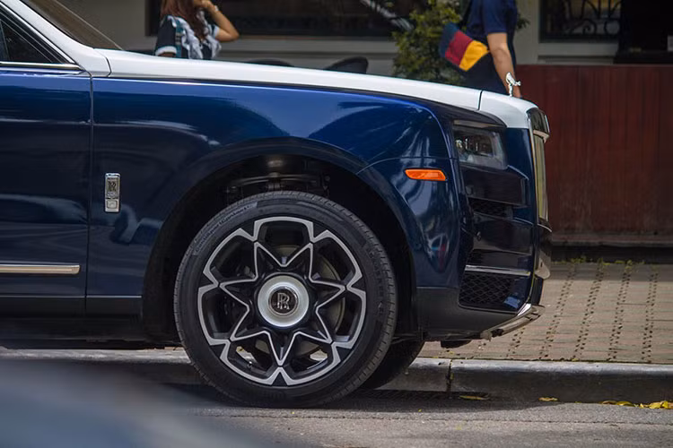 Hai chiếc SUV siêu sang Rolls-Royce Cullinan xuất hiện cùng nhau trên đường phố Hà Nội thuộc chiếc đầu tiên và thứ tư có mặt tại dải đất hình chữ S. Trong đó, chiếc Rolls-Royce Cullinan đầu tiên về Việt Nam có màu sơn trắng nhưng đã được chủ nhân dán đổi màu sang xanh dương và trắng.