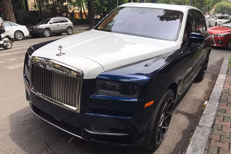 Hiện chưa rõ mức giá bán SUV siêu sang Rolls-Royce Cullinan về Việt Nam theo diện không chính hãng này. Chỉ biết rằng, đại lý chính hãng Rolls-Royce tại Việt Nam chào giá bán cho Cullinan bắt đầu từ 41 tỷ đồng cho bản tiêu chuẩn và bản cao cấp nhất có giá lên đến hơn 52 tỷ đồng.