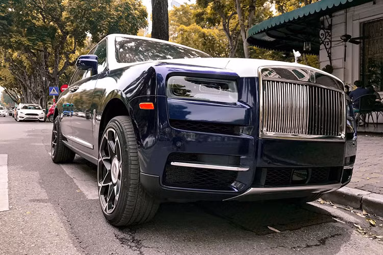 Đây là dịp hiếm hoi cặp đôi SUV siêu sang Rolls-Royce Cullinan đỗ cùng nhau trên đường phố Hà Nội. Theo chia sẻ của chủ nhân của cặp SUV siêu sang này cho hay, đến hết năm nay các doanh nhân Hà Nội sẽ có thêm ít nhất ba chiếc Rolls-Royce Cullinan đắt tiền khác.