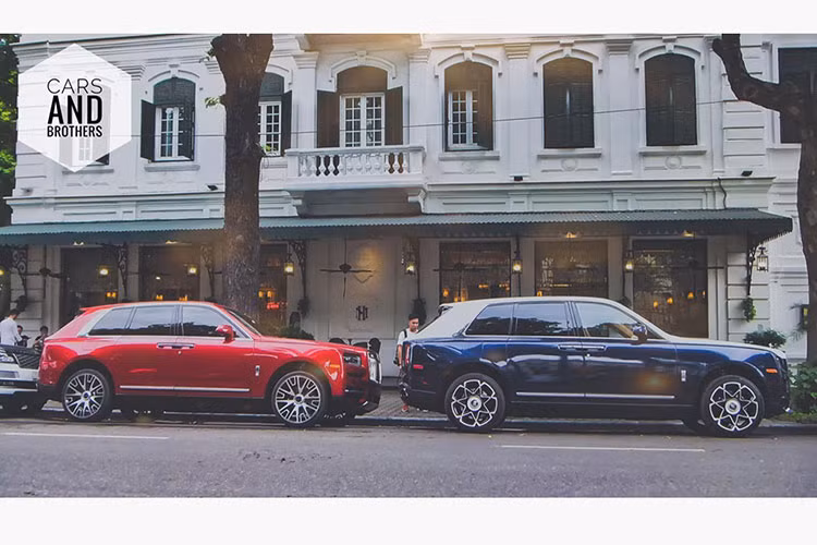 Mới đây, trước cổng khách sạn cao cấp Sofitel Legend Metropole đã xuất hiện cảnh tượng có đến hai chiếc SUV siêu sang Rolls-Royce Cullinan trị giá gần 100 tỷ đồng bất ngờ "không hẹn mà gặp" trên phố Ngô Quyền, Hà Nội khiến không ít người mê xe xôn xao.