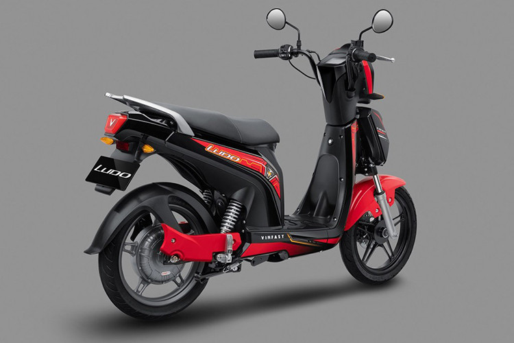 Trong vòng 6 tháng đầu kể từ ngày ra mắt sản phẩm, VinFast sẽ hỗ trợ đổi pin miễn phí cho tất cả khách hàng, nhằm giúp khách hàng làm quen với phương thức sử dụng hoàn toàn mới. Dự kiến đến ngày 10/10/2019, sẽ có tổng cộng hơn 2.200 trạm đổi pin được thiết lập trên toàn quốc, và đến cuối năm sẽ có hơn 5.000 trạm.