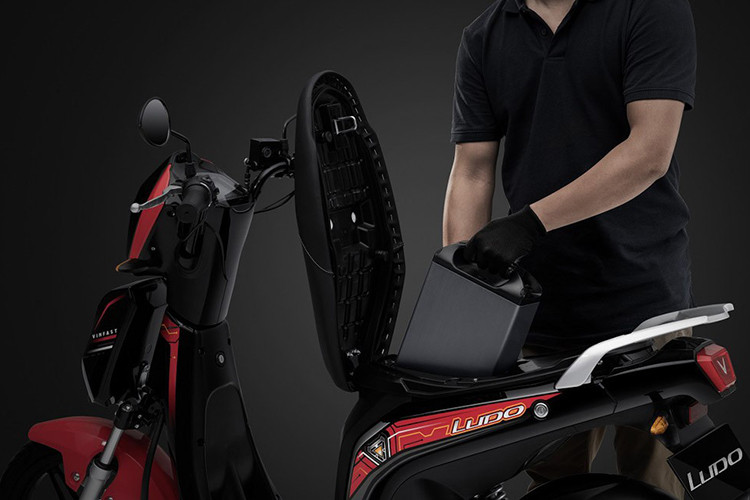 Vị trí các trạm đổi pin này được tính toán một cách khoa học để đảm bảo độ phủ, và sẽ liên tục được cập nhật trên website của VinFast cũng như trên Google Maps để giúp khách hàng dễ dàng tra cứu. Hiện tại, VinFast đã thiết lập hơn 400 trạm đổi pin tại khu vực Hà Nội, 450 trạm tại TP HCM và gần 50 trạm tại Khánh Hòa, đồng thời đang tiếp tục phát triển tại các tỉnh thành khác. 