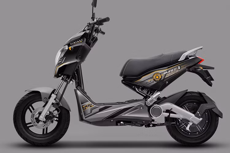 Trong khi đó, xe máy điện VinFast Ludo có tải trọng 140kg, có thể chở được hai người với vận tốc tối đa 35km/h, sử dụng động cơ điện 500W, pin lithium-ion có khả năng đi được quãng đường 70km cho một lần sạc đầy.