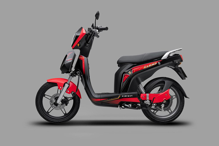 Đặc biệt, xe máy điện Impes và Ludo là hai sản phẩm đầu tiên được áp dụng chính sách cho thuê và đổi pin. Thay vì phải tự sạc và chờ pin đầy mỗi khi xe hết điện, khách hàng chỉ cần đến các trạm đổi pin của VinFast để thay pin mới, với mức phí tương đương với chi phí đổ xăng cho cùng một quãng đường.