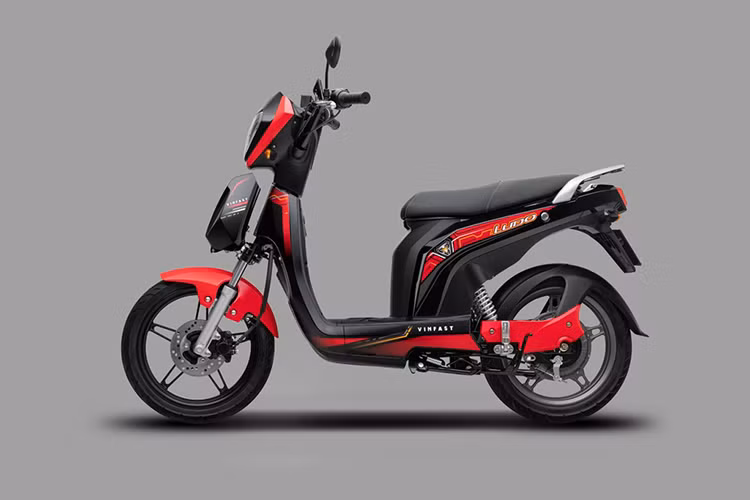 Đặc biệt, xe máy điện Impes và Ludo là hai sản phẩm đầu tiên được áp dụng chính sách cho thuê và đổi pin. Thay vì phải tự sạc và chờ pin đầy mỗi khi xe hết điện, khách hàng chỉ cần đến các trạm đổi pin của VinFast để thay pin mới, với mức phí tương đương với chi phí đổ xăng cho cùng một quãng đường.