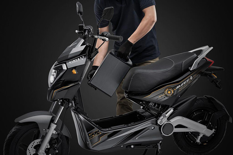 Hai mẫu xe máy điện mới của VinFast được trang bị hệ thống định vị thông minh có khả năng kết nối với điện thoại, cung cấp cho người dùng các tính năng hữu ích như chống trộm, giám sát hành trình, cảnh báo vượt quá tốc độ và thông báo các thông tin liên quan đến lịch sử vận hành. Đạt chuẩn chống nước IP57 và IP67, VinFast Impes và VinFast Ludo có thể vận hành an toàn trong điều điện thời tiết mưa ngập.